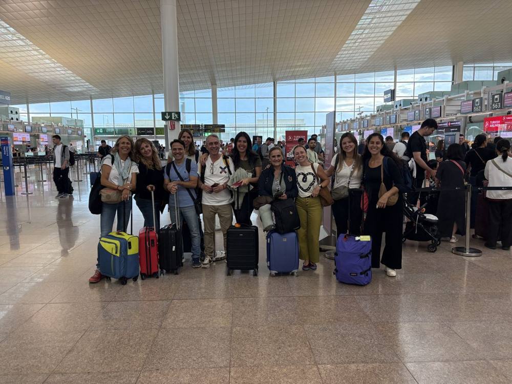 Grupo del fam trip a Kazajistán en el aeropuerto antes de salir