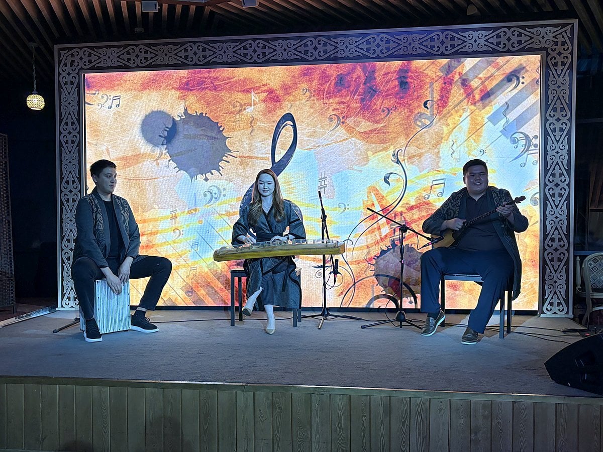 Cena con música kazaja en directo en Almaty