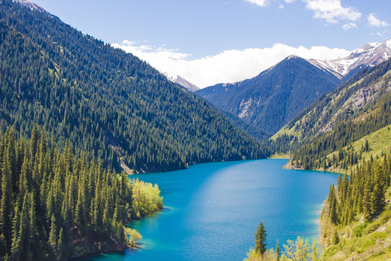 Lago Kolsay rodeado de bosques del Tian Shan