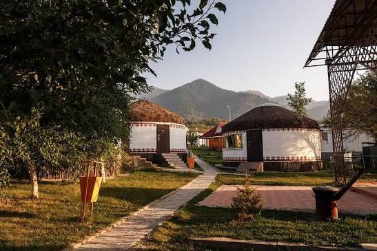 Pueblo étnico nómada cerca de Almaty