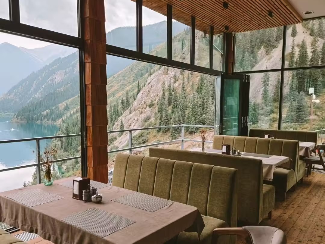 Restaurante con vistas al lago Kolsay
